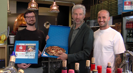V. l. n. r.: Kay Brock, Boris Palmer und Luca Leimgruber pr&auml;sentieren Pizzabox (Quelle: BWeins)