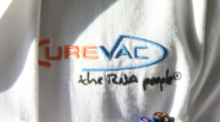 CureVac Logo auf Laborkittel (Quelle: RTF.1)