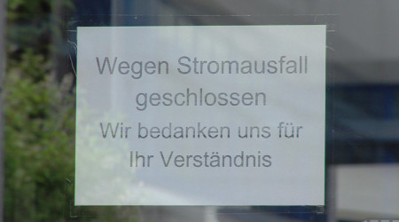 Geschlossen-Schild vor Eingangst&uuml;r (Quelle: RTF.1)