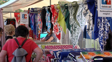 Stoffe auf dem Stoffmarkt (Quelle: RTF.1)