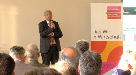 Wolfgang Bosbach bei der Jahresauptversammlung der Familien Unternehmer und Jungen Unternehmer (Quelle: RTF.1)