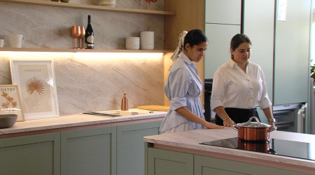 Naomi Wolter und Carolin Leprich in einer K&uuml;che bei Schw&ouml;rerHaus (Quelle: RTF.1)