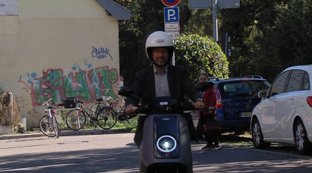 Boris Palmer auf einem E-Roller (Quelle: RTF.1)